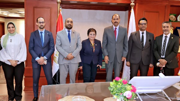 محافظ سوهاج يستقبل نائب وزير الصحة والسكان الدكتورة 