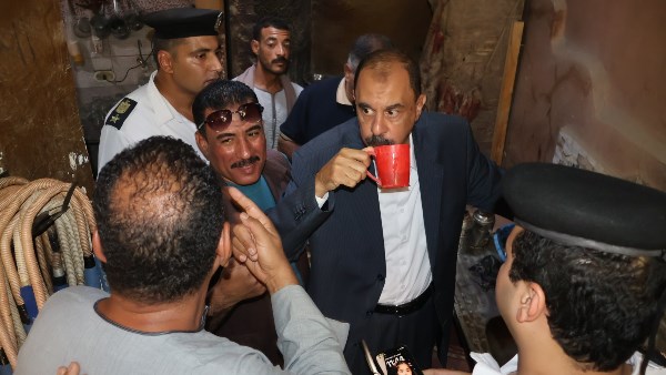 مواطن بالبربا : «بنشرب من المجاري» .. ومحافظ سوهاج يرد: «المياه حلوة أهي.. أنا شربت قدامك» |شاهد