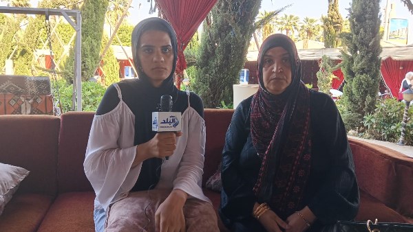 سها نبيل إحدى طالبات الأكاديمية الوهمية بسوهاج ووالدتها