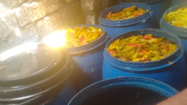 ضبط 6 أطنان مخللات فاسدة و10 آلاف عبوة عصائر مغشوشة في سوهاج