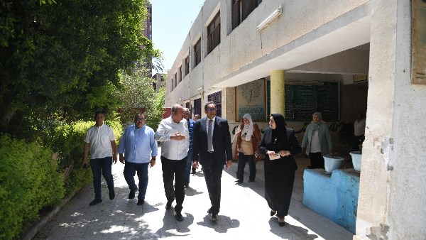 خلال تفقده مقار الاقتراع.. محافظ قنا يؤكد جاهزية اللجان لاستقبال الناخبين