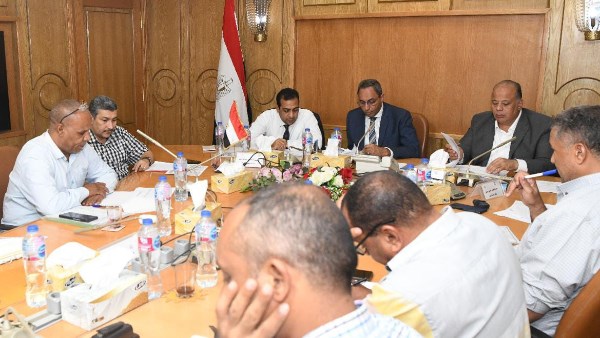 محافظ قنا يوجه بسرعة إنهاء طلبات التقنين والتصالح قبل صدور اللائحة الجديدة