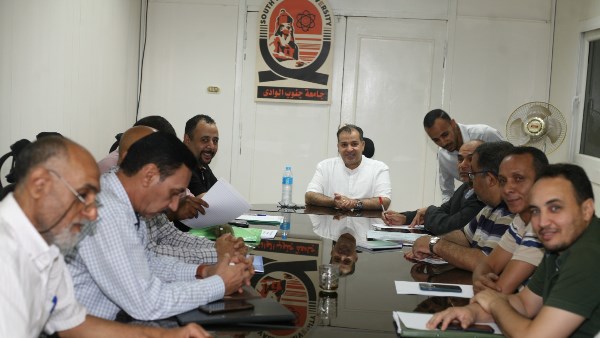 اجتماع جامعة جنوب الوادى 