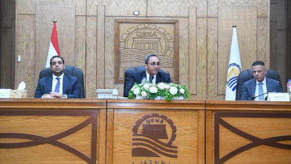 اجتماع محافظ قنا