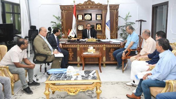 اجتماع محافظ قنا