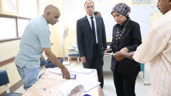 رئيس جامعة الأقصر تدلي بصوتها في لجنة مدرسة نجع جاد الكريم الابتدائية ..صور