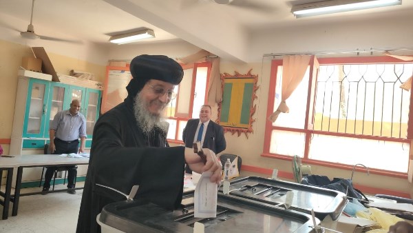 الأنبا يواقيم يشارك في انتخابات الشيوخ بالاقصر : صوتنا رسالة أمل ودعم للدولة