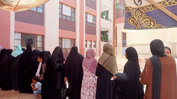 اصطفاف السيدات امام اللجان الانتخابية 