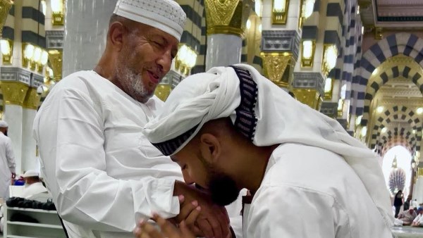 كلمات مؤثرة للمنشد أحمد حسن الأقصري في وداع والده تهز مشاعر متابعيه