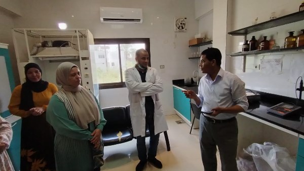 وكيل وزارة الصحة بالأقصر يتفقد معمل الرصد البيئي بوحدة كوم الرمال