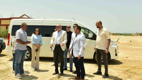 محافظ الأقصر يتفقد مركزى البياضية والزينية ويوجه بتمهيد الطرق الداخلية بالمنطقة الصناعية