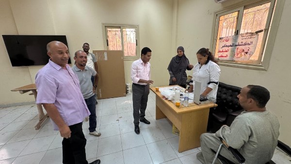 وكيل وزارة الصحة بالأقصر يتفقد أعمال القافلة الطبية بمركز شباب النجوع بإسنا