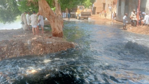 عاجل.. كسر مفاجئ بخط طرد صرف صحي رئيسي بإسنا واستنفار فرق الطوارئ لإصلاحه
