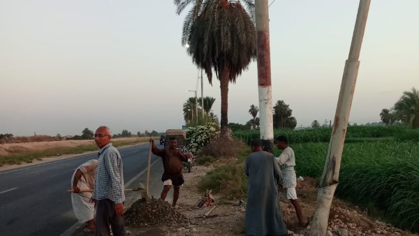 تدخل عاجل لإصلاح عمود كهرباء مائل على الطريق السريع بإسنا حفاظا على الأرواح