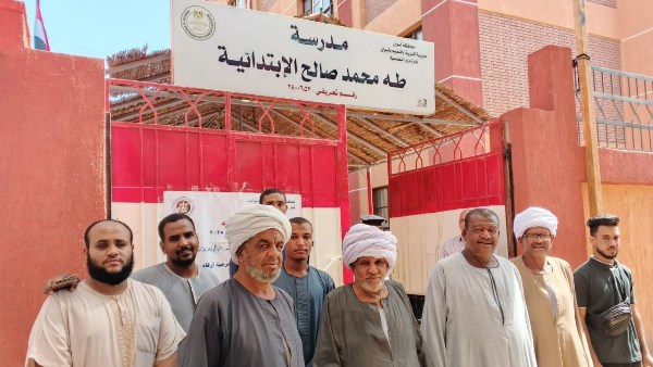 توافد الناخبين بأسوان على لجان الاقتراع بانتخابات مجلس الشيوخ.. شاهد