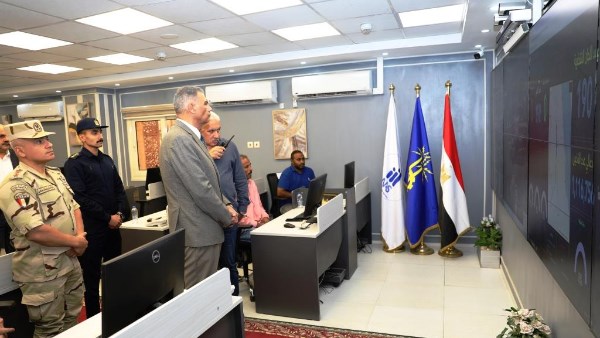 محافظ أسوان يتابع من مركز السيطرة سير العملية الإنتخابية لانتخابات مجلس الشيوخ