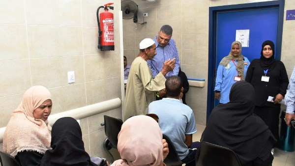 محافظ أسوان يفاجئ مركز طب أسرة صحة أول لتوفير أصناف العلاج المختلفة بصيدلية المركز