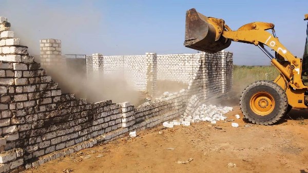 محافظ أسوان يشدد لتكثيف جهود إزالة التعديات بإجمالى 97 حالة تعدى.. وتكليفات بأهمية التنسيق بين الوحدات المحلية والأجهزة الأمنية