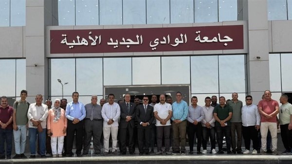 رئيس جامعة الوادي الجديد يتابع سير تقديم الطلاب بالجامعة الأهلية