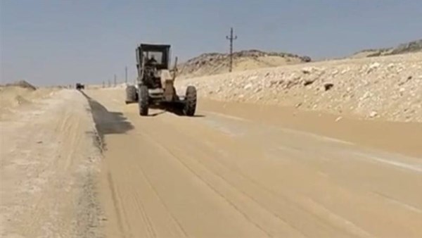 استجابة عاجلة لشكاوى المواطنين.. معدات ثقيلة لإزالة الكثبان الرملية بطريق الخارجة – أسيوط