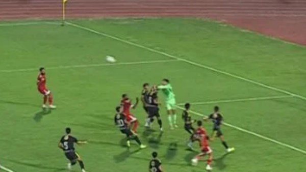 سيطرة الأحمر وإنذران.. شوط أول سلبي بين الأهلي ومودرن سبورت