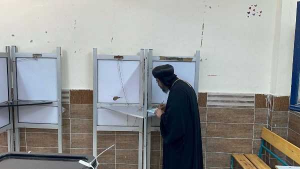 الأنبا بافلي خلال تصويته بانتخابات الشيوخ: نقف مع بلدنا أمام التحديات