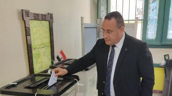 رئيس جامعة الإسكندرية يدلي بصوته في انتخابات مجلس الشيوخ