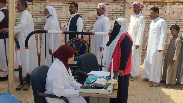 الفرق الطبية تقدم خدمتها  أمام اللجان الانتخابية بمطروح 