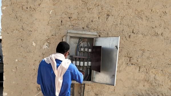 اعمال الصيانة  للكهرباء بواحة سيوة 