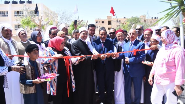 محافظ مطروح  ورئيس  جامعة الأزهر خلال الافتتاح 