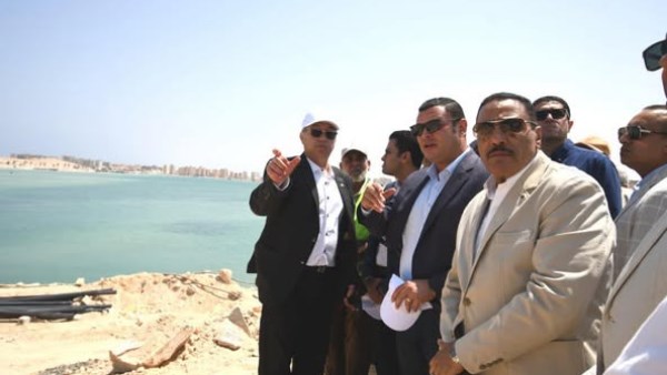 وزير الاسكان ومحافظ مطروح يتفقدا كوبرى روميل