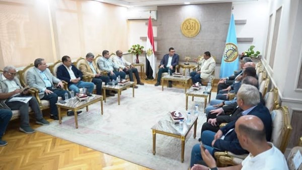 وزير الاسكان خلال زيارته لمطروح 