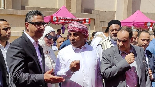 وزير التموين خلال  افتتاح معرض السوق اليوم الواحد 
