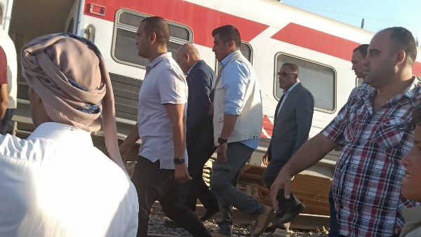 وزير النقل ومحافظ مطروح خلال تفقد الحادث