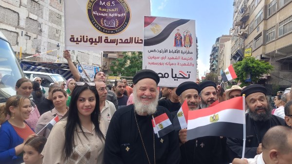 "رافعين أعلام مصر ولافتات وطنية"..مدارس مطرانية بورسعيد وشعب الكنائس يدلون بأصواتهم الانتخابية
