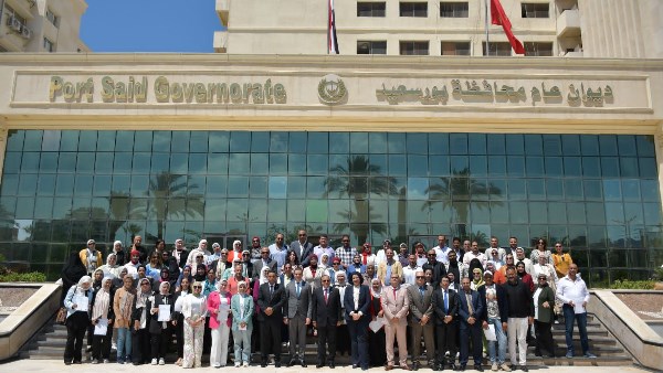 محافظ بورسعيد يشهد ختام حفل تخرج متدربي برنامج "الموظف الرقمي