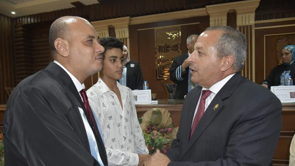 في لفتة إنسانية محافظ بورسعيد يشهد مناقشة رسالة الدكتوراه لباحث من ذوي الهمم