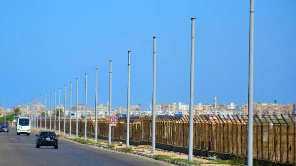 استمرار أعمال صيانة ورفع كفاءة أعمدة الإنارة بطريق غرب بورسعيد