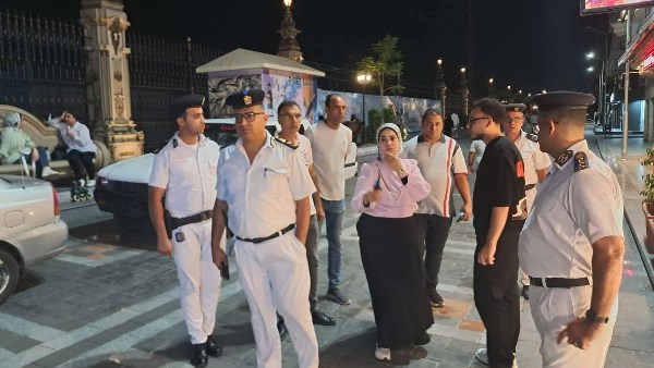 حملة مسائية بحى شرق بورسعيد لإزالة الإشغالات المخالفة بالتعاون مع شرطة المرافق|صور