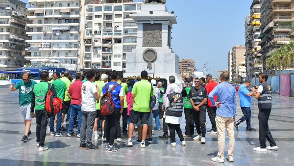 الوفود المشاركة في الدورة الرياضية العربية الأولى تجوب شوارع بورسعيد وتلتقط الصور التذكارية