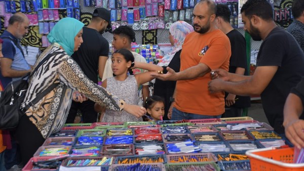 إقبال كبير في الساعات الأولى على معرض أدوات بورسعيد المدرسية أسعار تبدأ من 1 جنيه وتخفيضات تصل إلى 40%