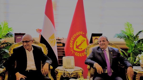 على هامش تقديم العزاء فى مدير إدارة بورفؤاد محافظ بورسعيد يستقبل محافظ شمال سيناء