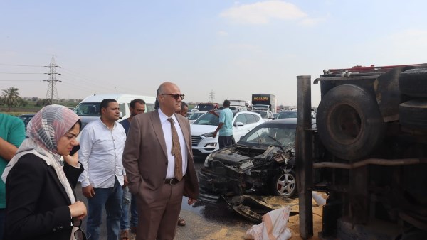 محافظ القليوبية يتدخل لرفع آثار حادث مروري على طريق شبرا - بنها الحر| صور