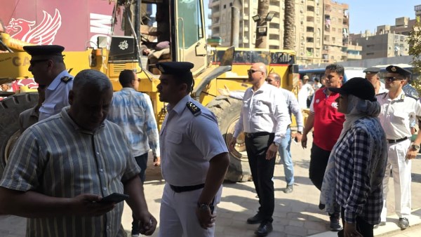 محافظ القليوبية يقود حملة لإزالة الإشغالات بشارع 15 مايو بمحور العصار
