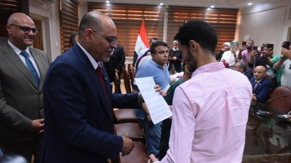محمد جبران يسلم عقود عمل لذوي الهمم لدمجهم في سوق العمل بالقليوبية