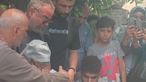 بكاء الفنان صبحي خليل أثناء دفن والدته 