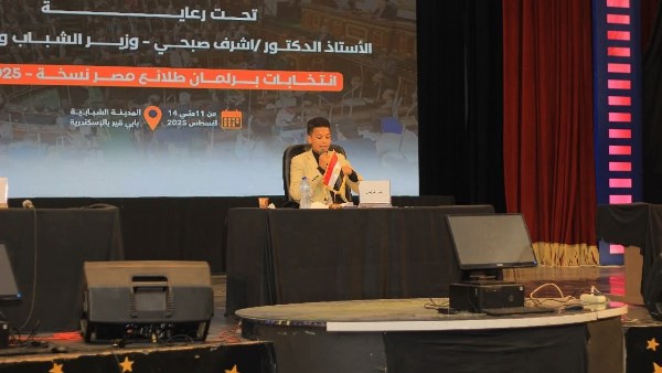 محافظ الشرقية يهنئ الشاب أحمد علي 