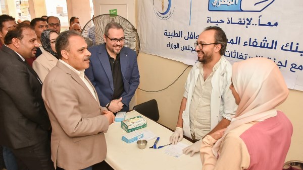 محافظ الشرقية يتفقد أعمال القافلة الطبية بقرية بهنيا بمركز ديرب نجم