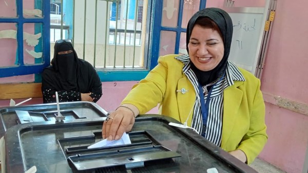 نائبة رئيس جامعة كفر الشيخ تدلي بصوتها في انتخابات الشيوخ |صور