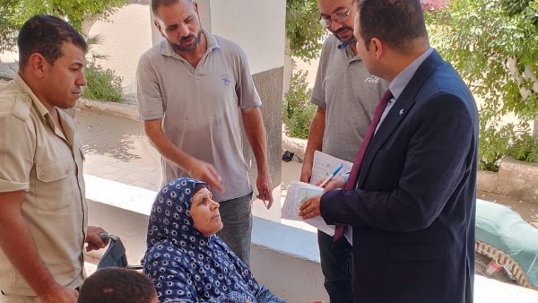 قاضٍ يساعد مسنة على الإدلاء بصوتها في انتخابات الشيوخ بكفر الشيخ .. صور